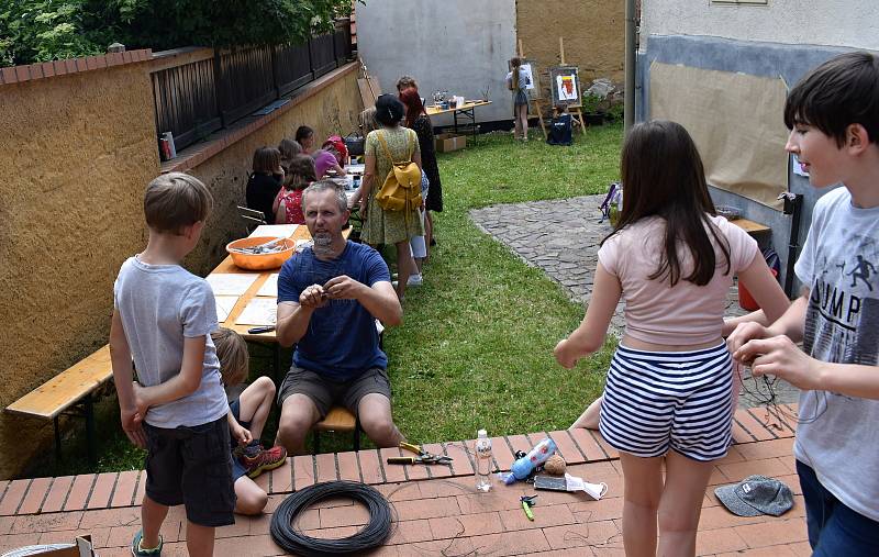 Ateliér pod širým nebem a zápis do ZUŠ Rakovník na dvoře roubenky.