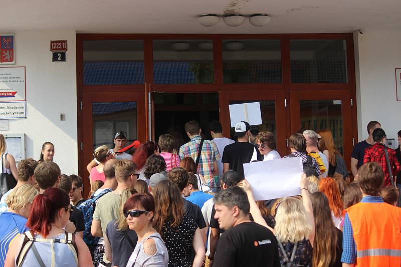 Studenti v Rakovníku protestují proti propouštění učitelů.