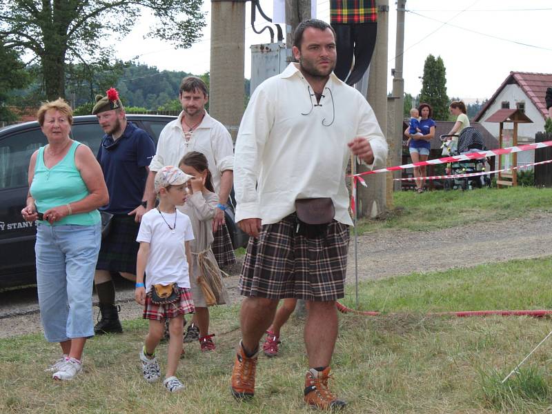 Návštěvníci festivalu poslouchali skotskou muziku nebo hráli skotské hry