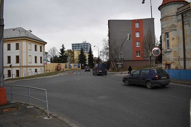 Křižovatka u soudu bývá velice frekventovaná. Toto místo by mohl od letošního roku strážit nový kamerový bod.