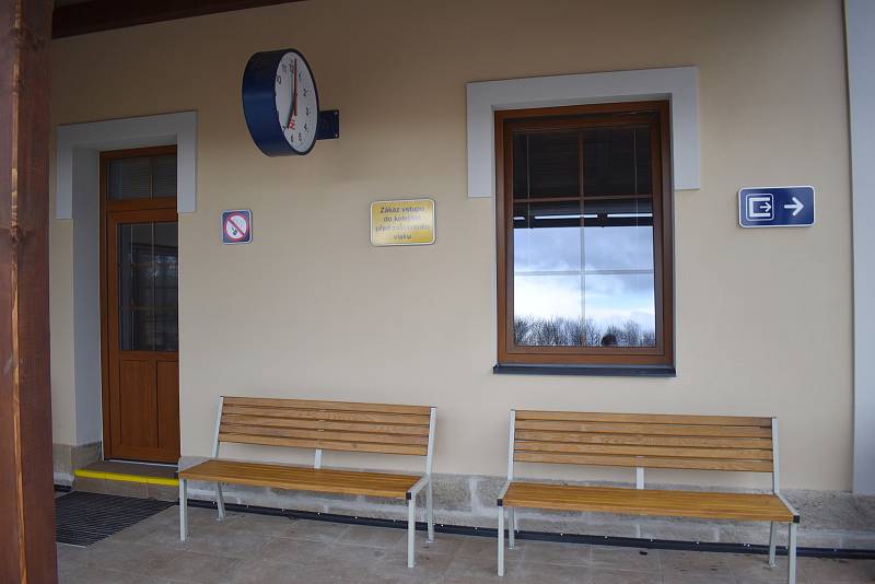 V Chrášťanech se pyšní opraveným vlakovým nádražím.