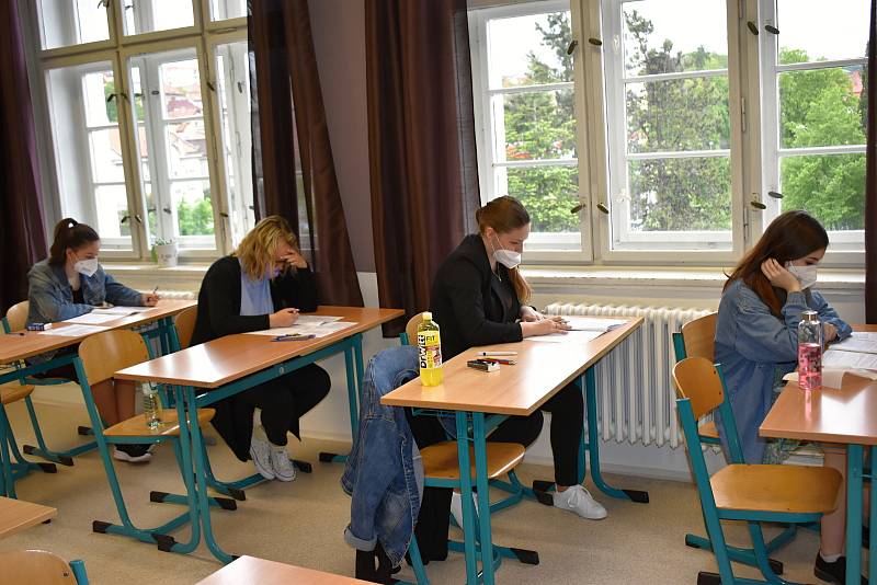 Studenti Masarykovy obchodní akademie v Rakovníku mají za sebou didaktické testy, které jsou součástí maturitní zkoušky.