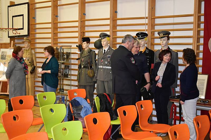 Zahájení výstavy v tělocvičně 1. ZŠ Rakovník k 80. výročí seskoku parašutistů na Požárech.