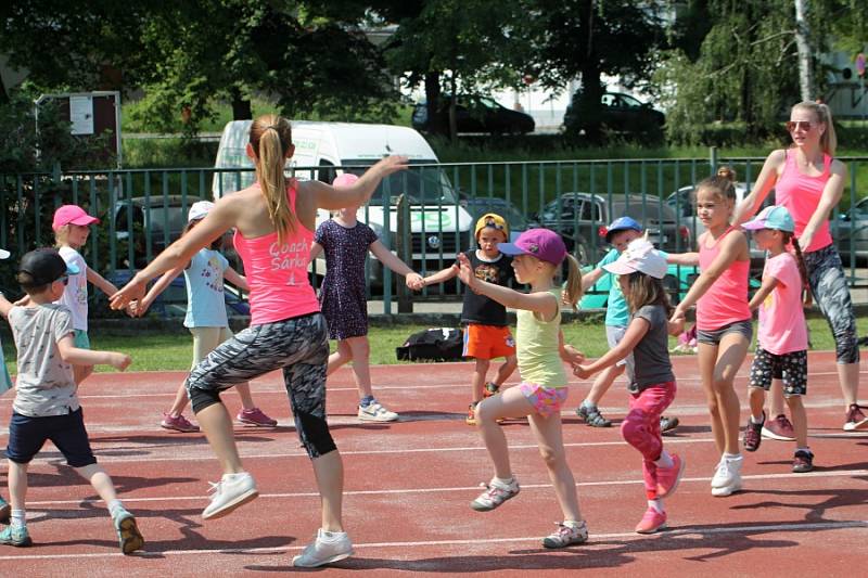 Dětský sportovní den na hřišti rakovnické sokolovny si děti náramně užily.