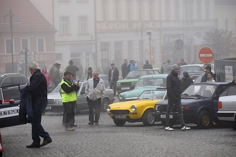 Čtvrteční sraz autoveteránů na Husově náměstí v Rakovníku.