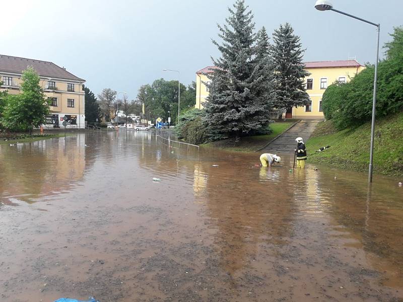 Přívalové srážky si vyžádaly zásah jednotky HZS Rakovník na několika místech ve městě.