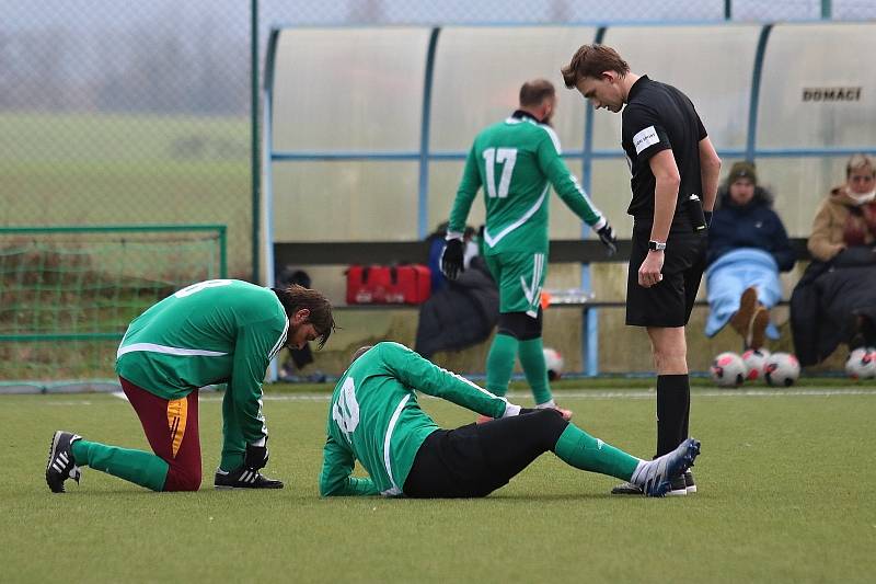 Tatran Rakovník (v zeleném) - FK Králův Dvůr 1:6. Domácí sice vedli, ale pak kraloval o soutěž výš hrající soupeř.