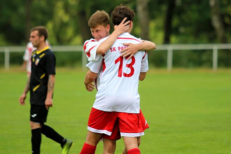 Fotbalisté Pavlíkova slavili postup do okresního přeboru a stylově se na domácím trávníku rozloučil s kariérou rozhodčího prvoligový Pavel Franěk.