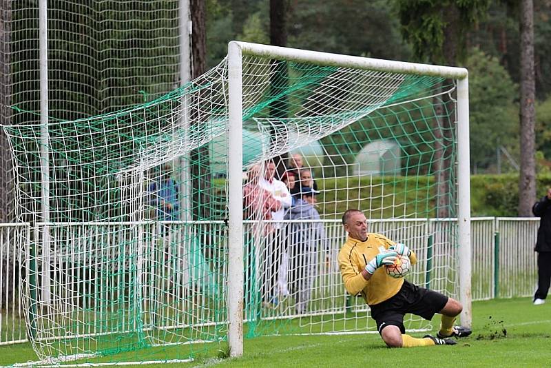 Tatran Rakovník (v růžovém) - SK Kladno 0:1