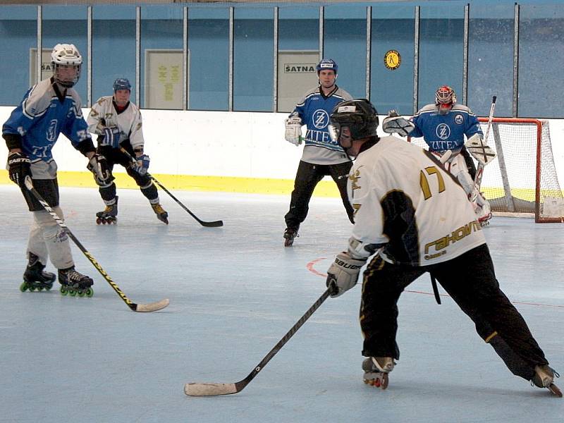 Inline hokejisté (v bílém) doma jednou vyhráli a jednou prohráli na nájezdy. 