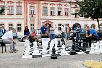 Šachová partie na Husově náměstí v Rakovníku