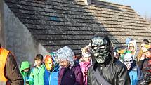 Lužnou prošly nejrůznější masky. Do rytmu jim cestou hrála hudební kapela v podání místních občanů.