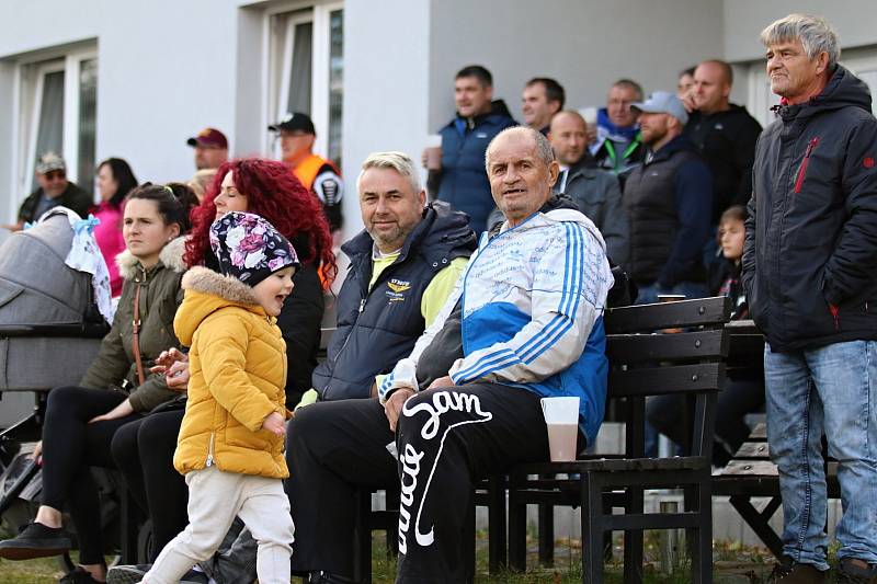 Řevničov (v červeném) zabojoval, ale v derby nakonec slavily hostující Hředle.