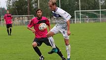 Tatran Rakovník (v růžovém) - SK Kladno 0:1. Souboj Nesládek - Verner