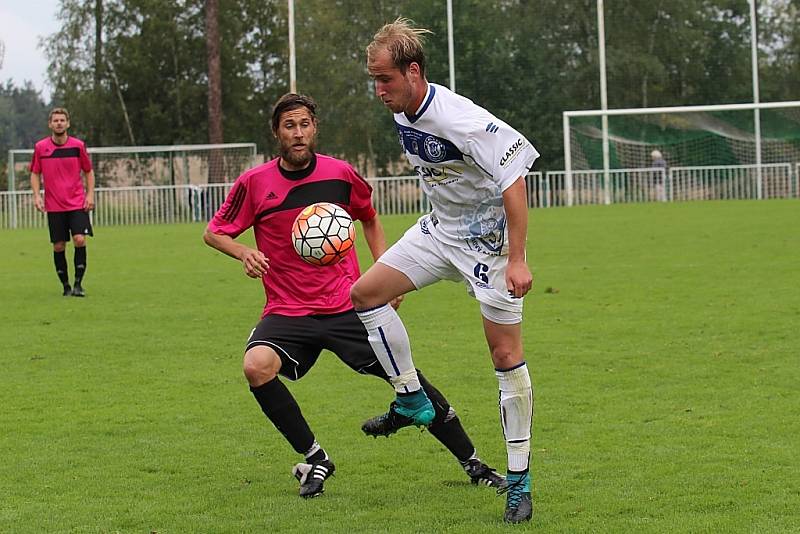 Tatran Rakovník (v růžovém) - SK Kladno 0:1. Souboj Nesládek - Verner