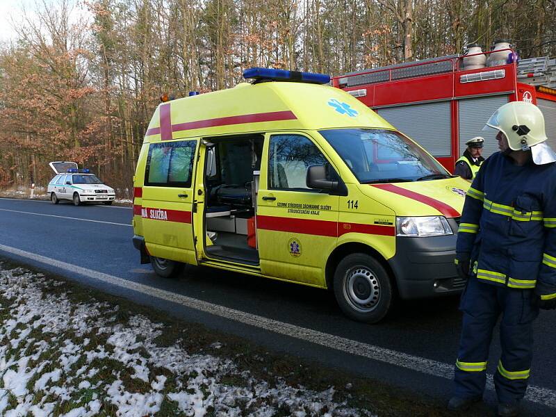 Nehoda u Řevničova si vyžádala dvě zranění.