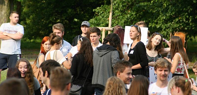 Studenti Masarykovy obchodní akademie v Rakovníku protestovali proti vedení školy.