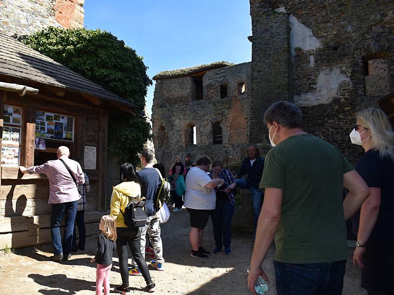 Krásné počasí přilákalo na Krakovec stovky turistů.