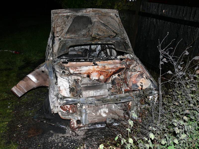 Vrak ohořelého osobního automobilu značky Fiat Uno