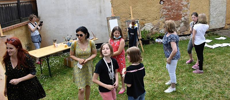 Ateliér pod širým nebem a zápis do ZUŠ Rakovník na dvoře roubenky.