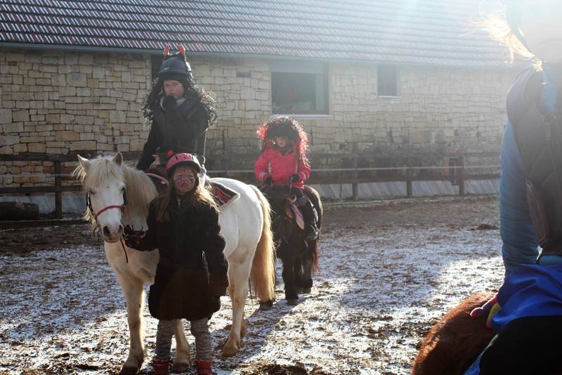 Mikuláš, čert a anděl přijeli i na Aura ranč v Krupé. A bylo jich hned několik. Na čertovském rejdění si zasoutěžili jezdci  i koně v maskách. Vyhráli všichni a dostali i nadílku.