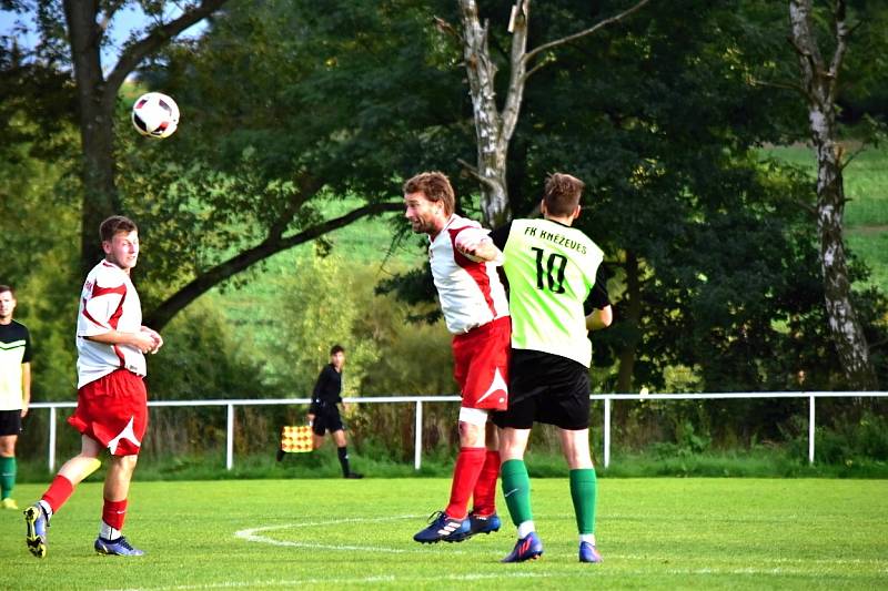 Okresní přebor: nováček Pavlíkov (v bílém) nepotvrdil roli favorita a Kněževes si veze z jeho hřiště výhru 1:0.