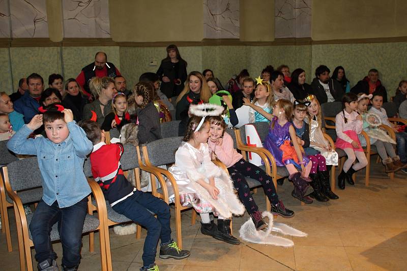 Slavnostní předávání pololetního vysvědčení prvňáčkům 2. ZŠ Rakovník v Heroldově síni Rabasovy galerie v Rakovníku.