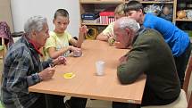 Děti z olešenské základní školy navštívili v rámci projektu 72 hodin seniory v domově Kolešovice