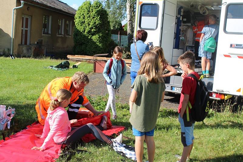 Žáci si vyzkoušeli ošetření ran, prohlédli si hasičský vůz, nebo zhlédli protiteroristický film.