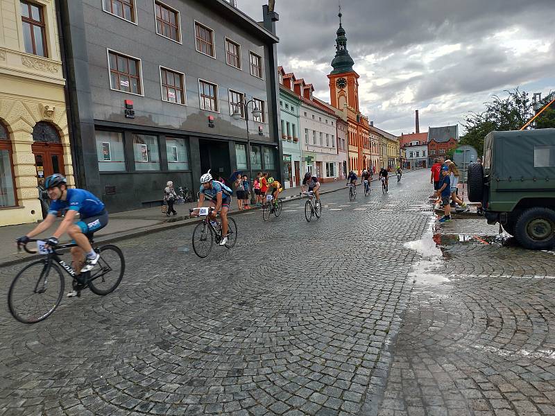 Nedělní závody v rámci akce Cyklování na Husově náměstí v Rakovníku.