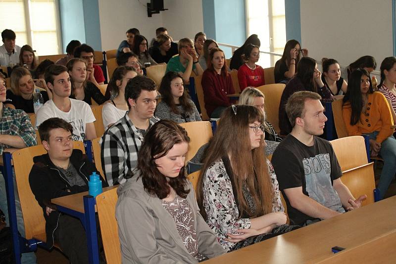 Dvanáctá vědecká chemická konference na rakovnickém gymnáziu byla na téma Chemie, feromony a láska.