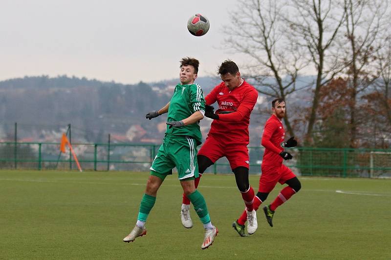 Tatran Rakovník (v zeleném) - FK Králův Dvůr 1:6. Domácí sice vedli, ale pak kraloval o soutěž výš hrající soupeř.