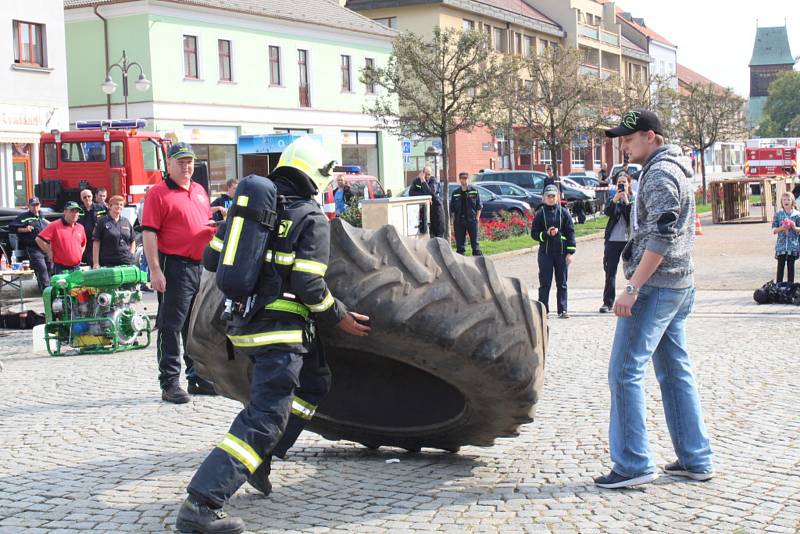 Na rakovnickém náměstí se v sobotu soutěžilo O pohár starosty Krajského sdružení hasičů.