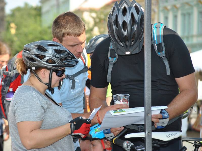 Orientační závod dvojic před startem na Husově náměstí - Rakovnické cyklování 2015