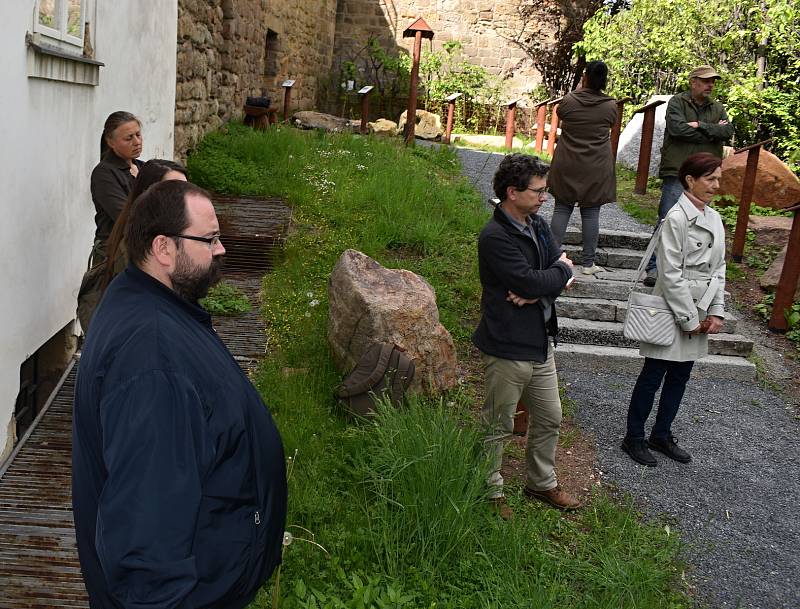 Z otevření geologické expozice Vybrané horniny okresu Rakovník na parkánu u rakovnického Muzea TGM.