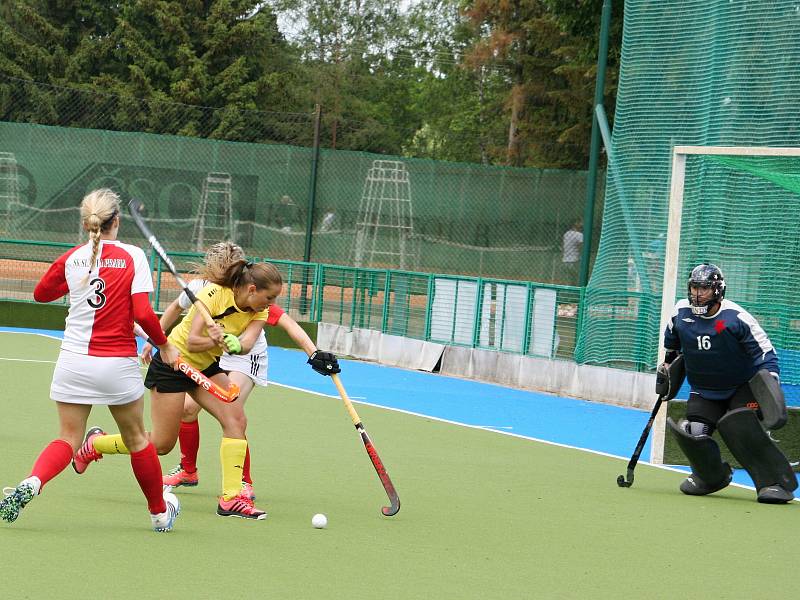 Rakovnické pozemní hokejistky remizovaly v posledním kole extraligy s pražskou Slavií 2:2 a do semifinále play off postupují z druhé příčky.