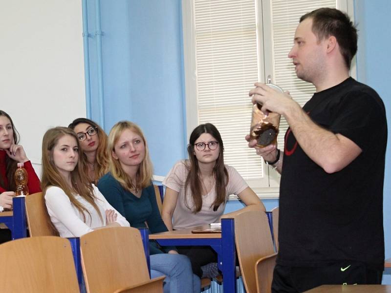 Hodiny moderní chemie v rakovnickém gymnáziu byly na téma forenzní analýza.