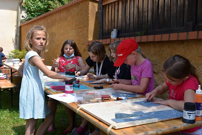 Ateliér pod širým nebem a zápis do ZUŠ Rakovník na dvoře roubenky.