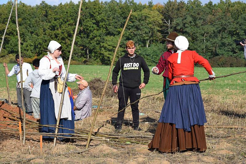 Stavba experimentální dělostřelecké reduty u rakovnického letiště.