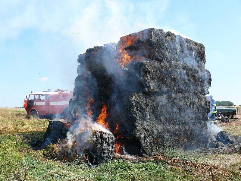 Požár stohu ve Zdeslavi.