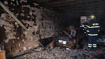 Požár v garáži způsobil škodu 800 tisíc korun, majitel utrpěl lehké popáleniny dolních končetin.