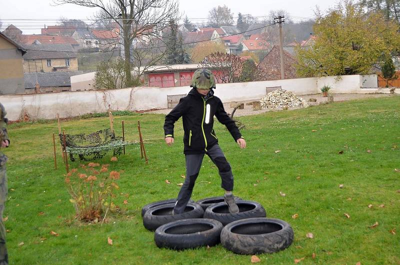 Nejen střelbu z airsoftových zbraní, ale i věrohodné maskování či běh v plynové masce si mohli o sobotní akční odpoledne užít ve Společenství Dobromysl děti i dospělí.