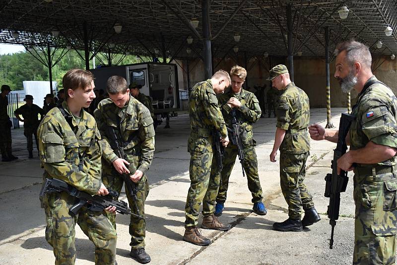 Studenti z rakovnických škol si na dva dny vyzkoušeli, jaké to je být vojákem.
