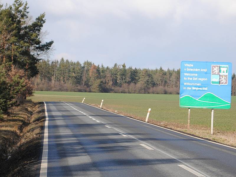 Silnice II/227 spojující Rakovník s Žatcem. Ve Středočeském kraji je v katastrofálním stavu, v Ústeckém kraji kompletně zrekonstruovaná.