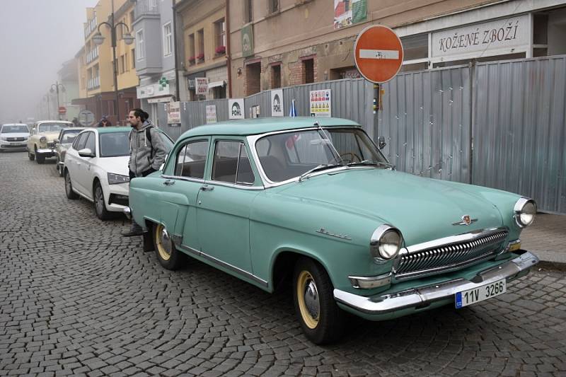 Čtvrteční sraz autoveteránů na Husově náměstí v Rakovníku.