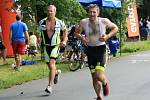 Buckův triatlon letos absolvovalo 77 sportovců.