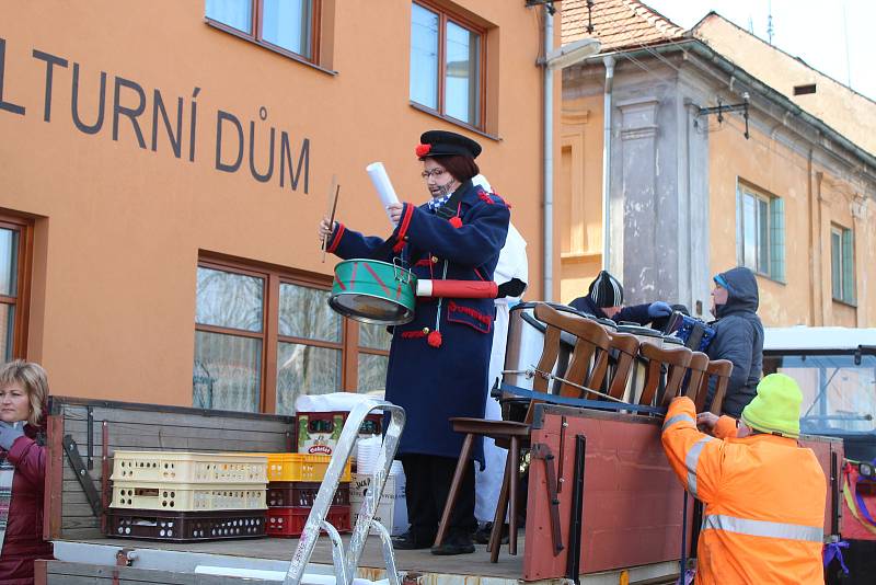 V sobotu odpoledne prošel Kolešovicemi masopustní průvod. Doprovázela ho kapela na povoze a místním nechyběla dobrá nálada.