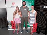 Tři nadějní studenti GZW Rakovník na návštěvě VŠCHT v Praze. V rámci chemických seminářů si vyzkoušeli například výrobu paralenu.