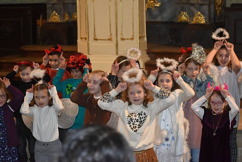 Slavnostní předávání pololetního vysvědčení prvňákům 2. základní školy v rakovnické synagoze.