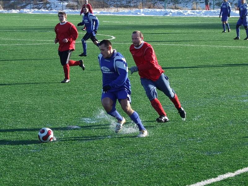 Zimní turnaj na umělé trávě ve Strašecí. Okresní derby: Sokol Nové Strašecí - FK Kněževes 5:0 (0:0)